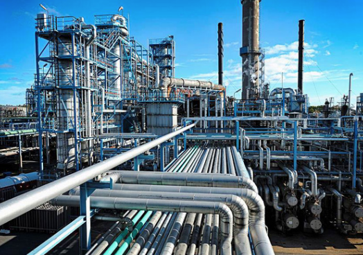 When complete, the complex will supply a total of 75,000 metric tonnes of industrial gas including 20,000 tonnes of oxygen and 55,000 tonnes nitrogen per day for 20 years to Saudi Aramco’s refinery.