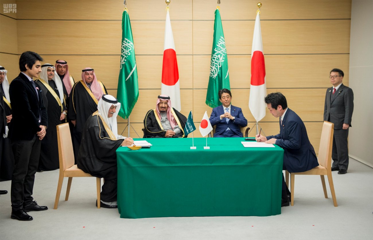 King Salman and Prime Minister Shinzo Abe observer the signing of MOUs in Tokyo, Japan.