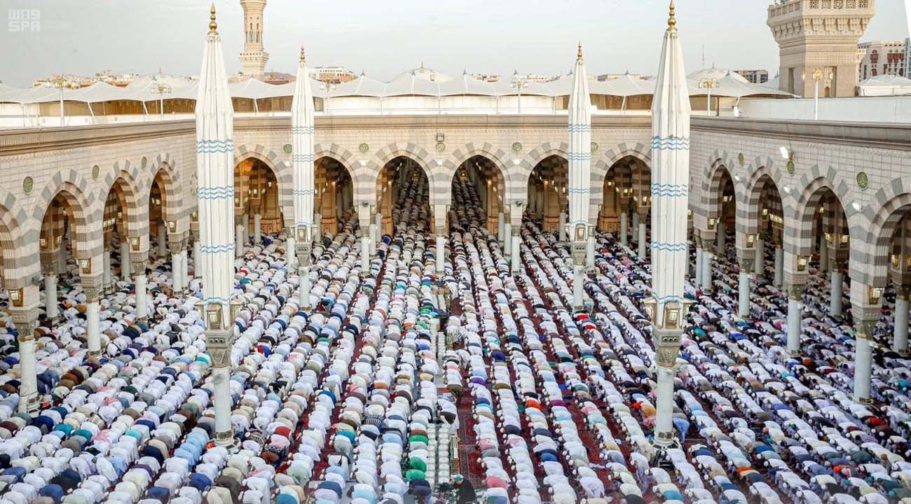 Worshippers at the Prophet's Mosque on Eid Al-Fitr. 