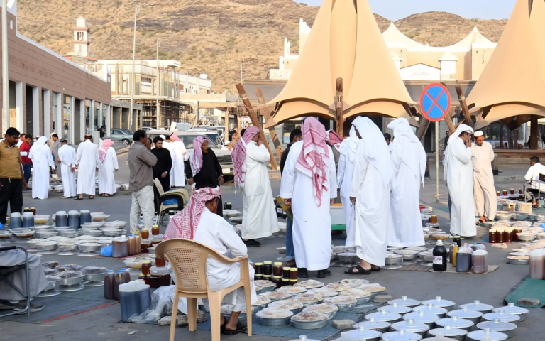 General photo, Saudis at honey market